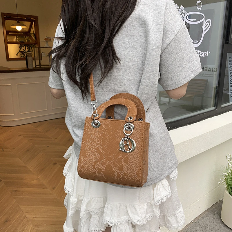 

High-End Unique Minimalist Crossbody Handbag For Women With Vintage Fashionable Letter Logo Leather And Spacious Commuter