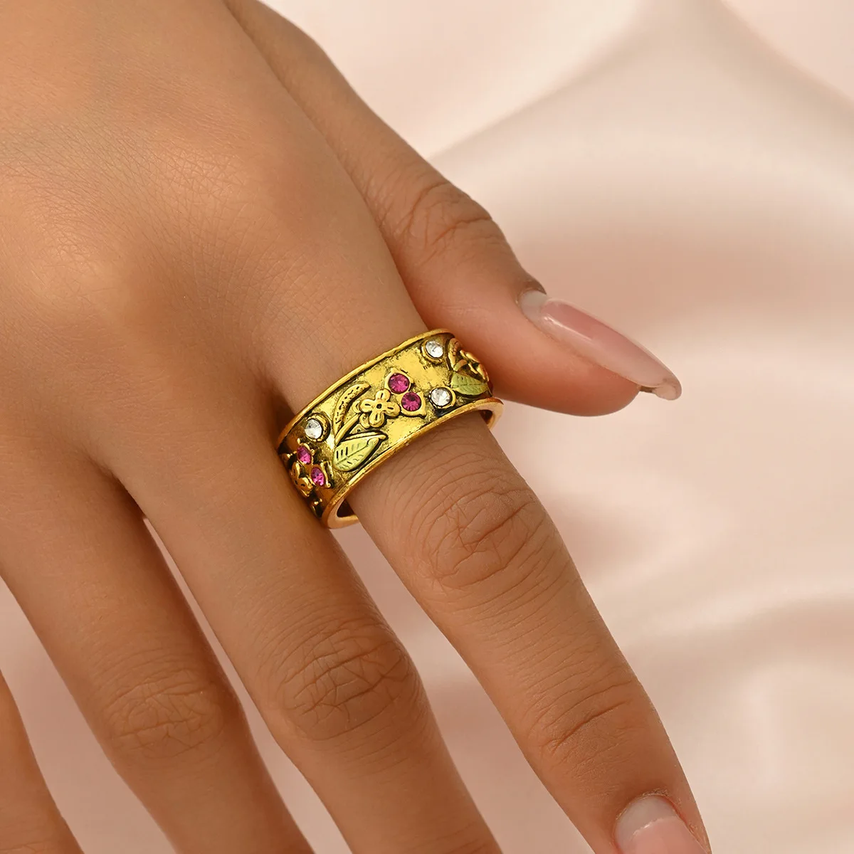 

Кольцо в ретро-стиле с цветочным узором и инкрустацией стразами, простое, универсальное, модное ювелирное украшение для женщин