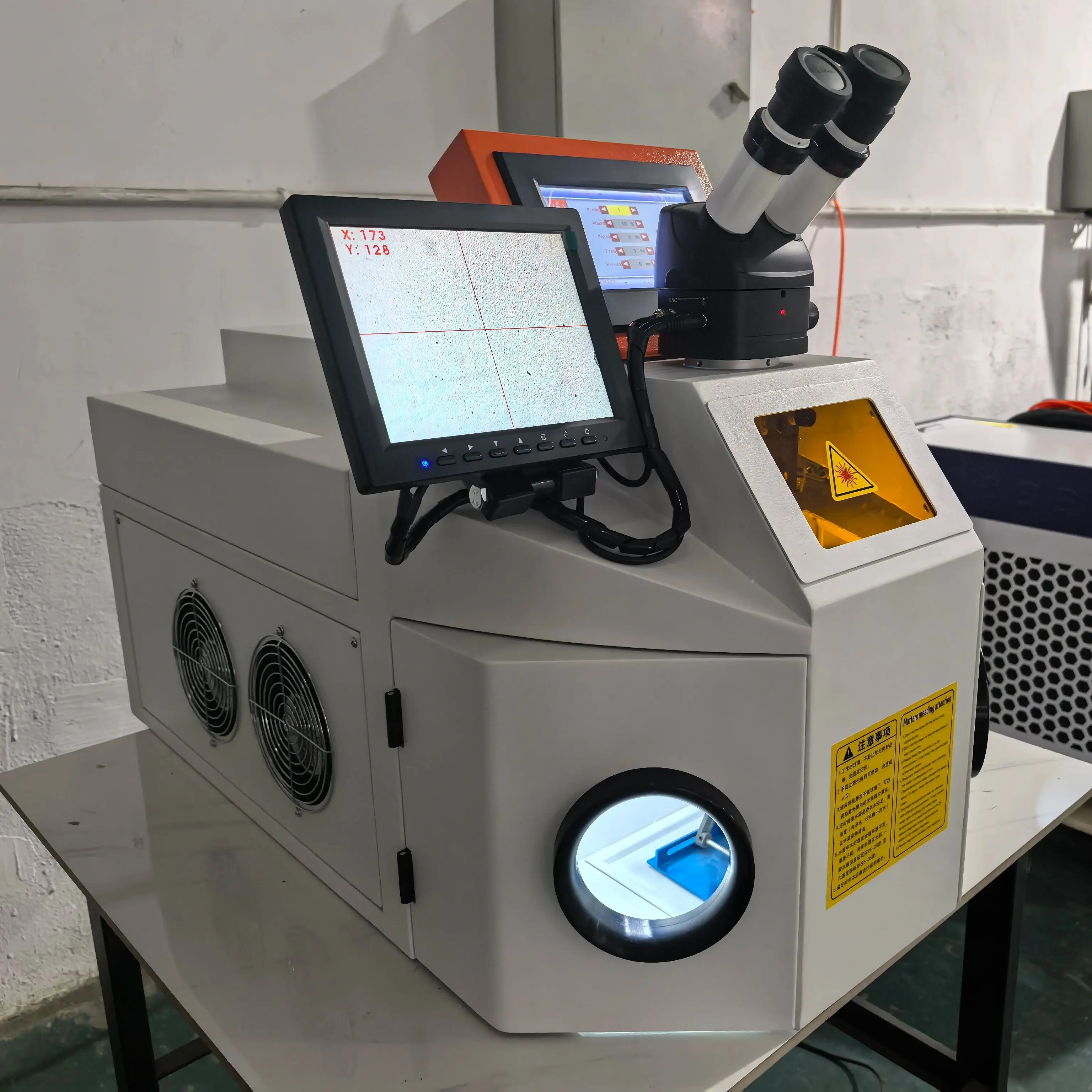 

Портативный лазерный сварочный аппарат YAG 100 Вт из нержавеющей стали для ювелирных изделий: высокая мощность и качество для точной металлообработки