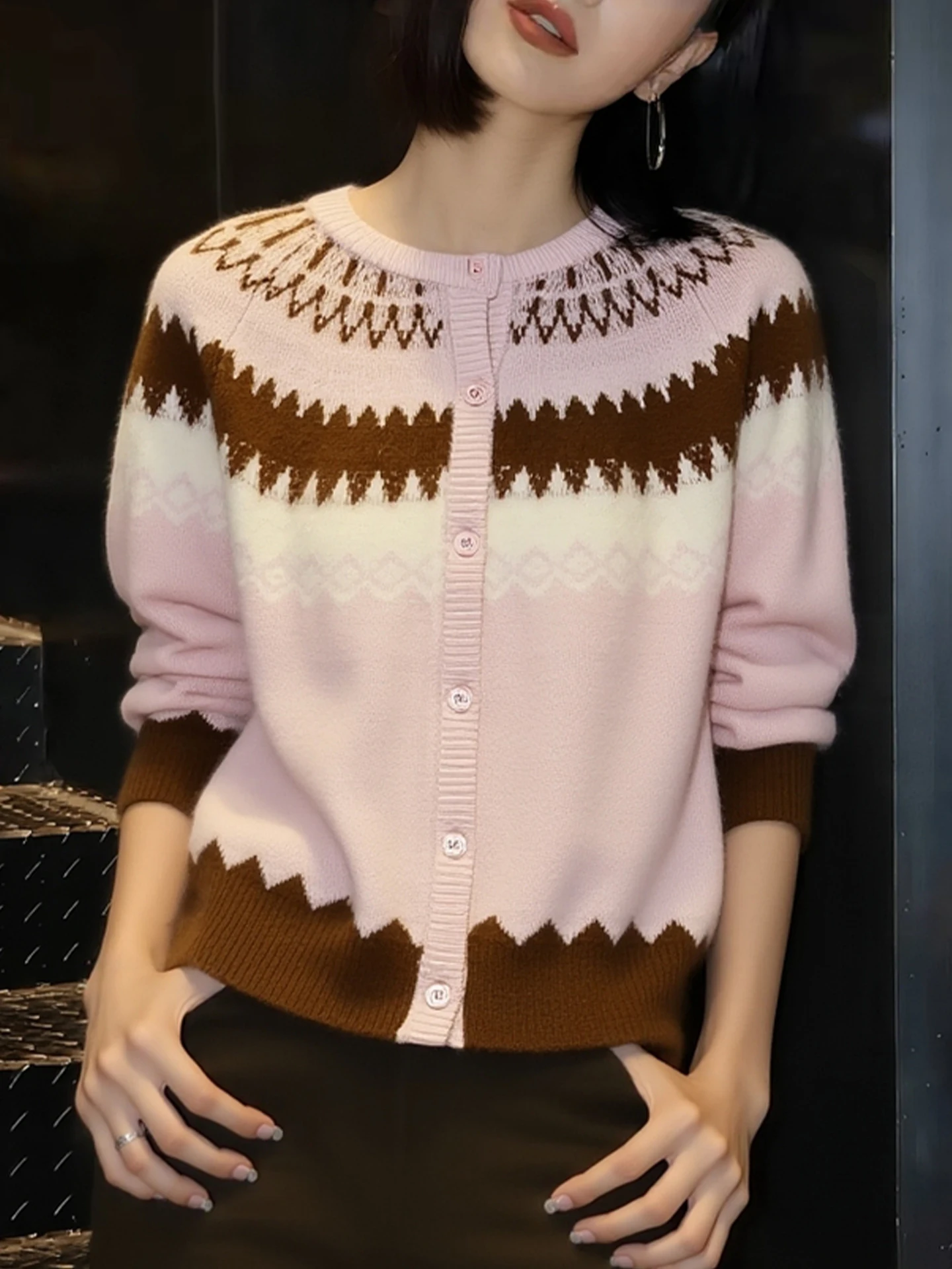 ファイオナブルニットセーター、ティエンデッドカメレ、2025年冬、スリーブスイートソフトロングスリーブ、刺繍入りカラーブロ、レディーストップス