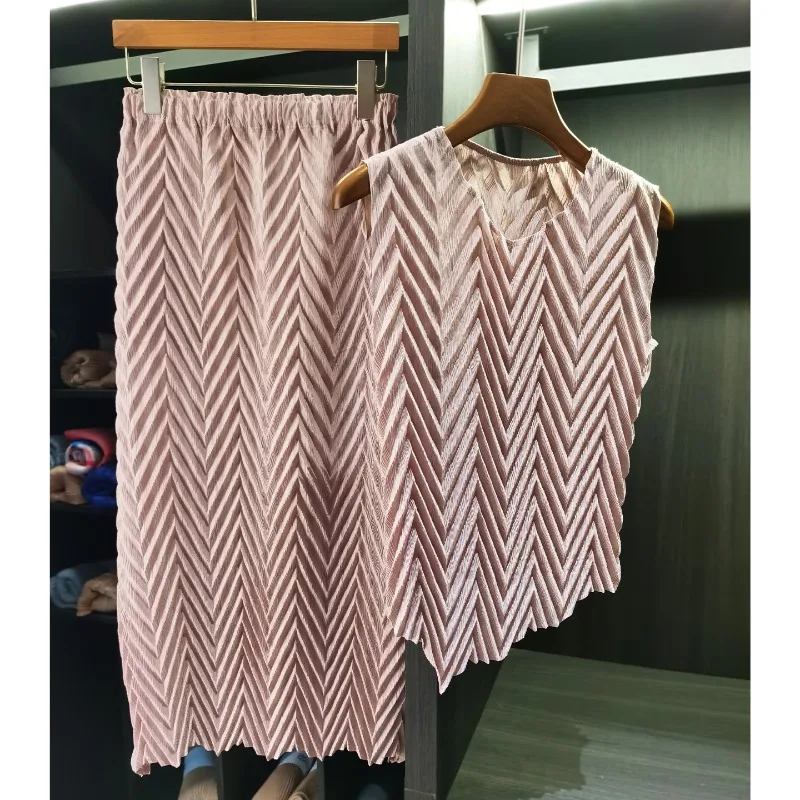 

Комплект из 2 предметов: плиссированная женская футболка Miyake 2026 (новинка) без рукавов, асимметричный топ и простая эластичная юбка. Модный офисный комплект.