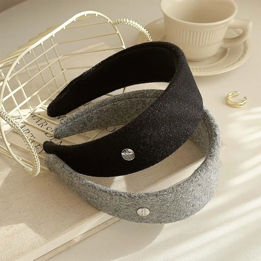 Luxury Wool Felt Wide Headband Silver Emblem Korean Dongdaemun 2025 Autumn Winter Elegant Hairpiece Soft Touch Hair Accessory