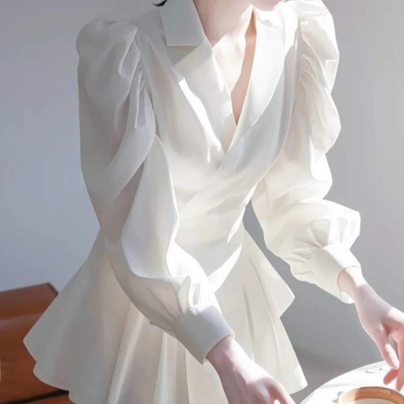 เสื้อเชิ้ตแฟชั่นสีดำสุดหรูสำหรับผู้หญิง ปี 2025 รุ่นใหม่ สไตล์ดารา ช่วงเอวเข้ารูป แขนยาว