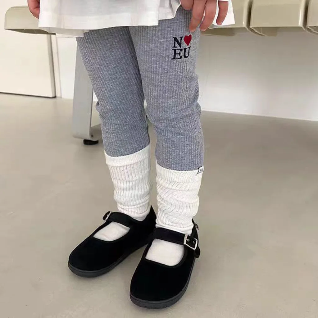 2023 frühjahr Neue Baby Baumwolle Leggings Infant Mädchen Brief Stickerei Leggings Jungen Enge Hosen Kleinkind Vielseitige Casual Hosen