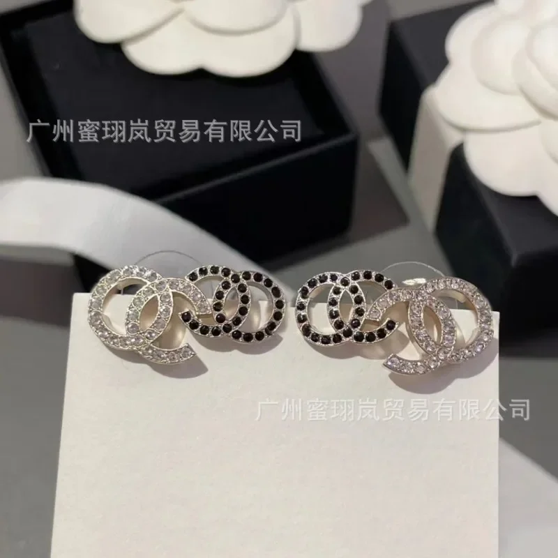 Xiangjia مزدوج C حرف أبيض وأسود أقراط مزدوجة أنثى كامل الماس الربط أنثى 925 إبرة الفضة