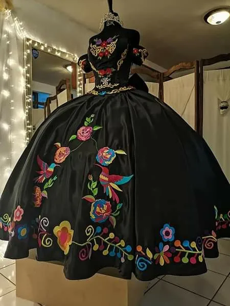 Черное атласное платье Charro Quinceanera под заказ, многоцветное цветочное вышитое платье с шалью, платья для 15 лет