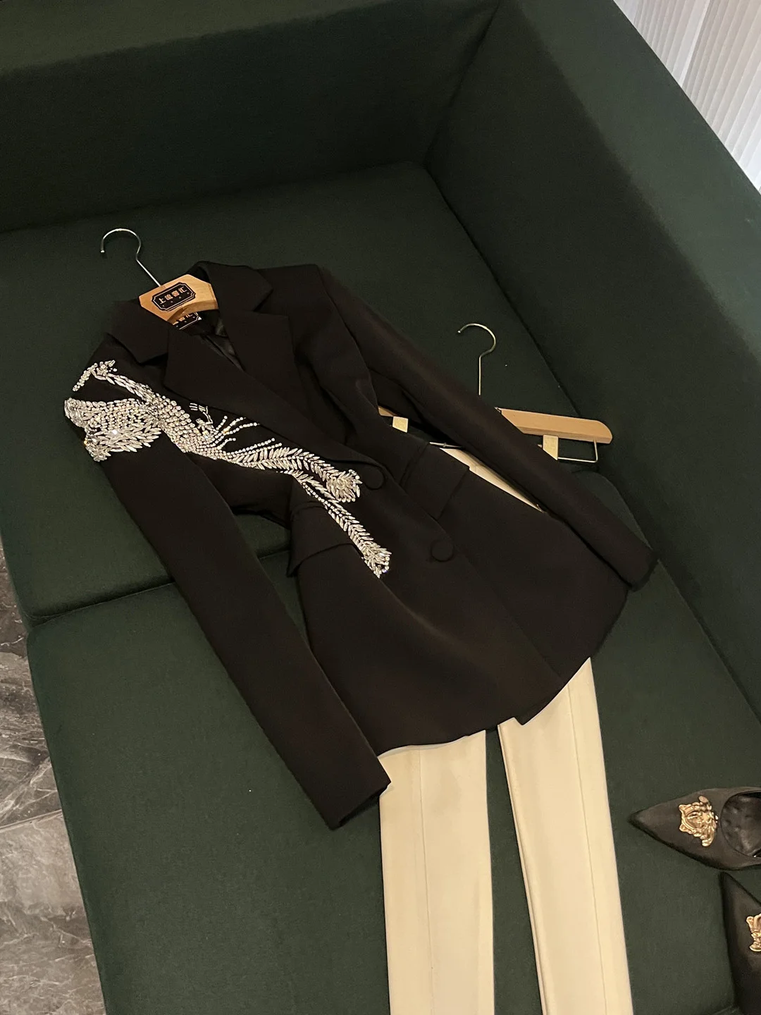 

Женский костюм Commute Sle Loose, осенняя новинка 2025 года, в стиле «легкий люкс», пальто в западном стиле с длинными рукавами, с вышивкой растительных и цветочных мотивов