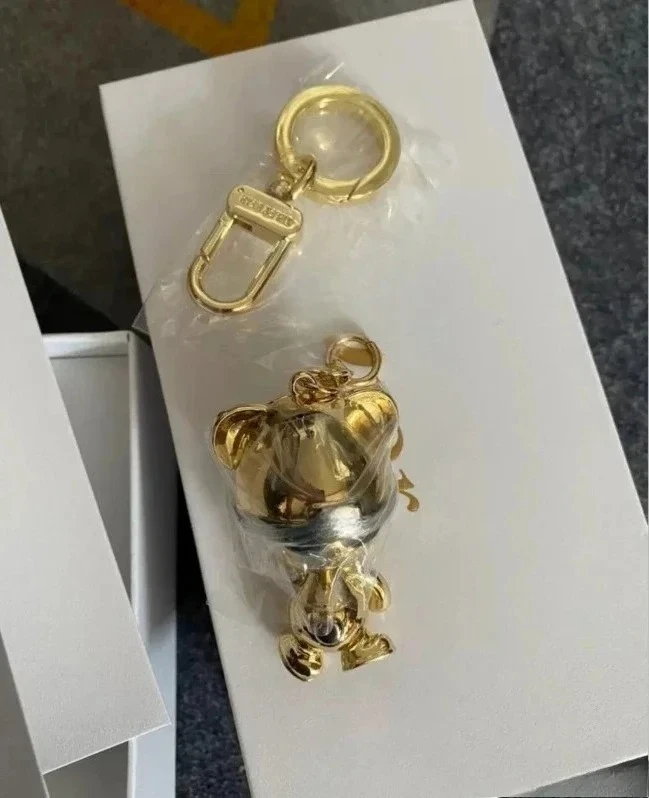 Il nuovo ciondolo commemorativo retrò con orso fresco può spostare il ciondolo attraente portachiavi con mano e piede di orso premium in oro