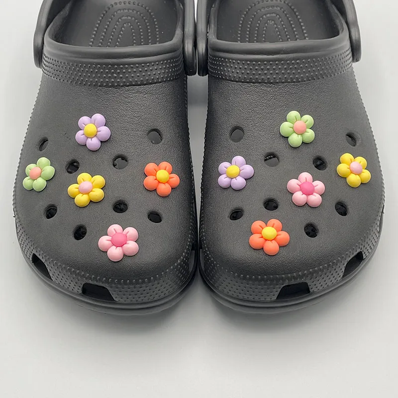 10 pezzi nuovi fiori colorati icona spille per scarpe per sandali da donna accessori per la decorazione parti fai da te ciondoli per scarpe Kawaii