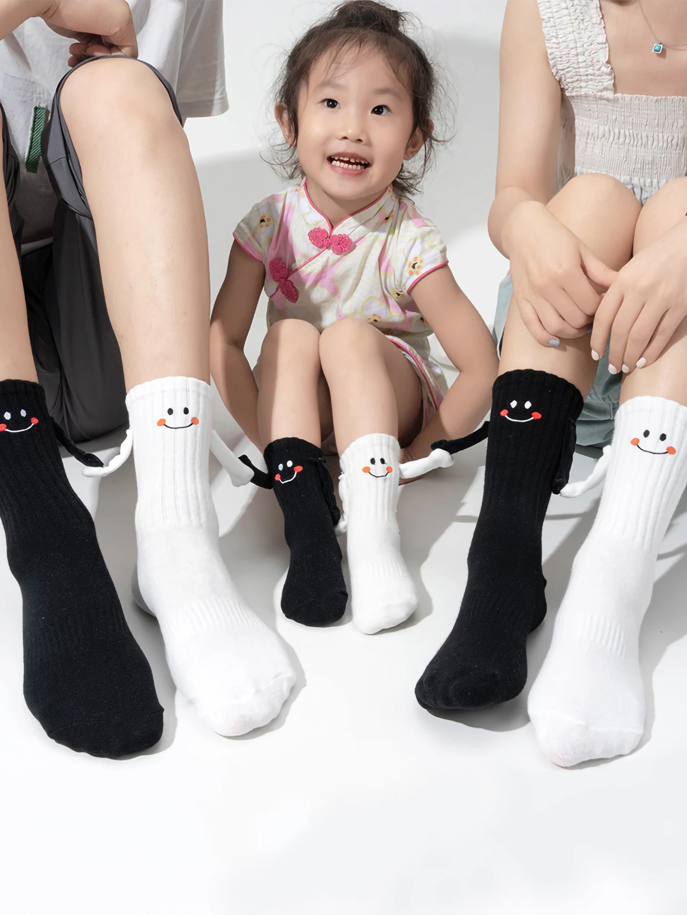 1 Pair of Hand-in-hand Socks Magnetic Attraction Baby Socks for Men and Women Cute Funny Smiling Face Handle Parent-child Socks