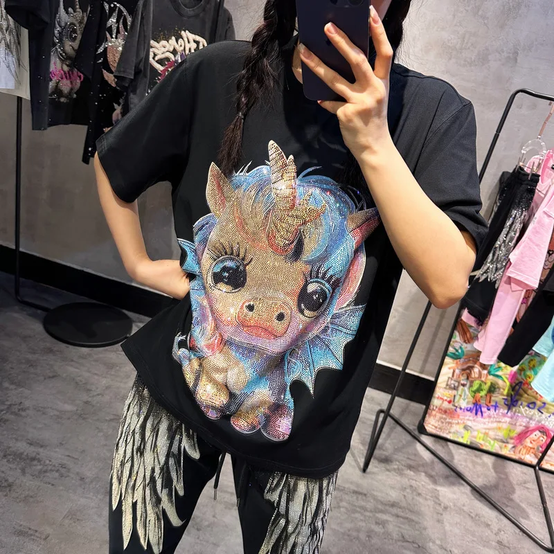 Camiseta negra de manga corta con diamantes de imitación para mujer, Top fino de algodón con cuello redondo y estampado de dibujos animados, 2024