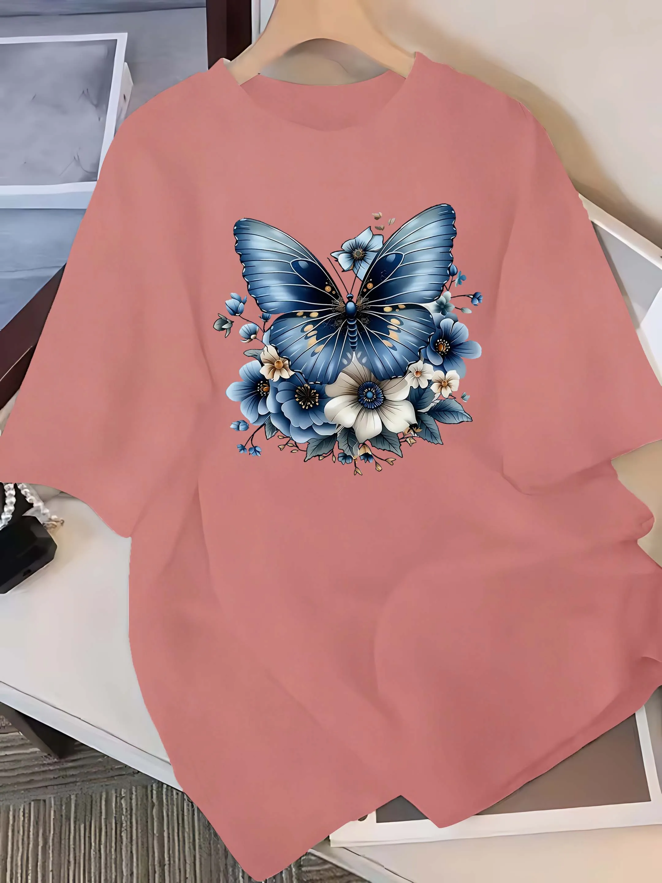 Camiseta de moda elegante con gráfico floral de mariposa artística de talla grande