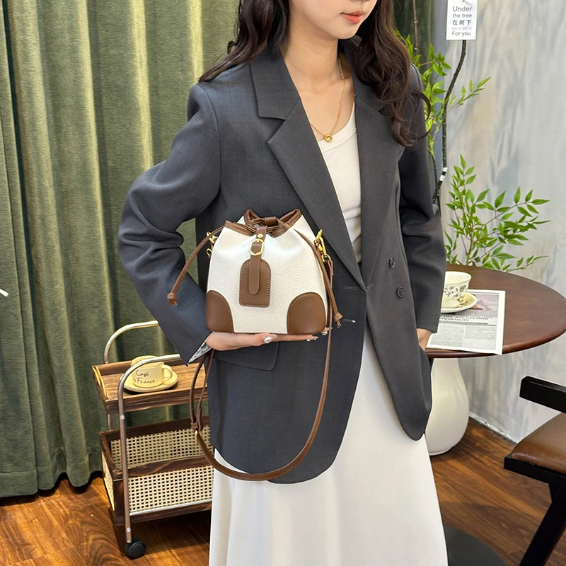 حقيبة كتف كلاسيكية مصممة على الموضة من الجلد الفاخر للنساء، حقيبة يد كروس أنيقة لملابس يومية عصرية