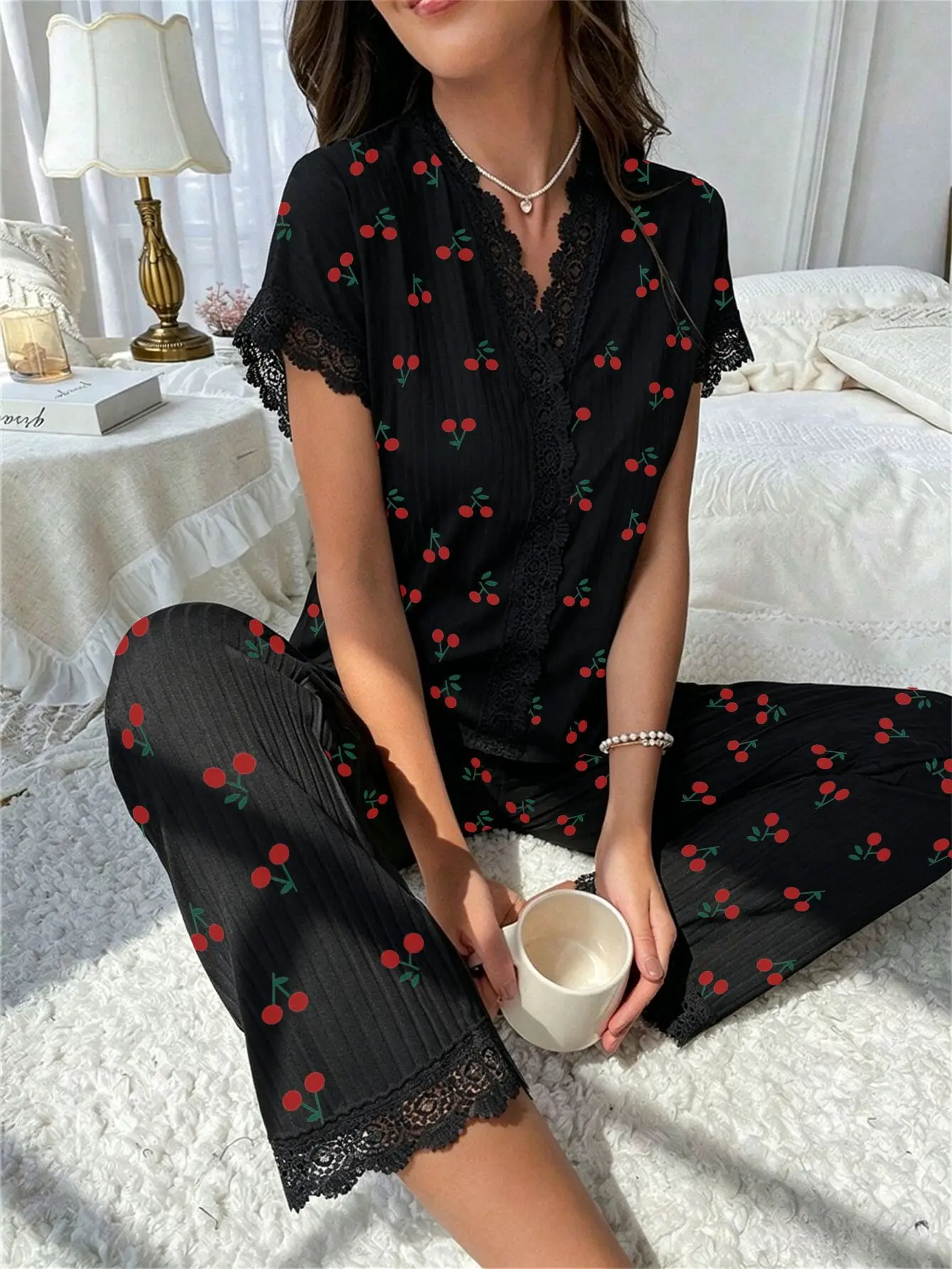 Herbst-Winter Damen-Schlafanzug mit Schwarzer Spitzenborte und Kirschmuster, 2-teiliges Pyjama-Set mit Kurzarm-Oberteil und Langer Hose, Homewear