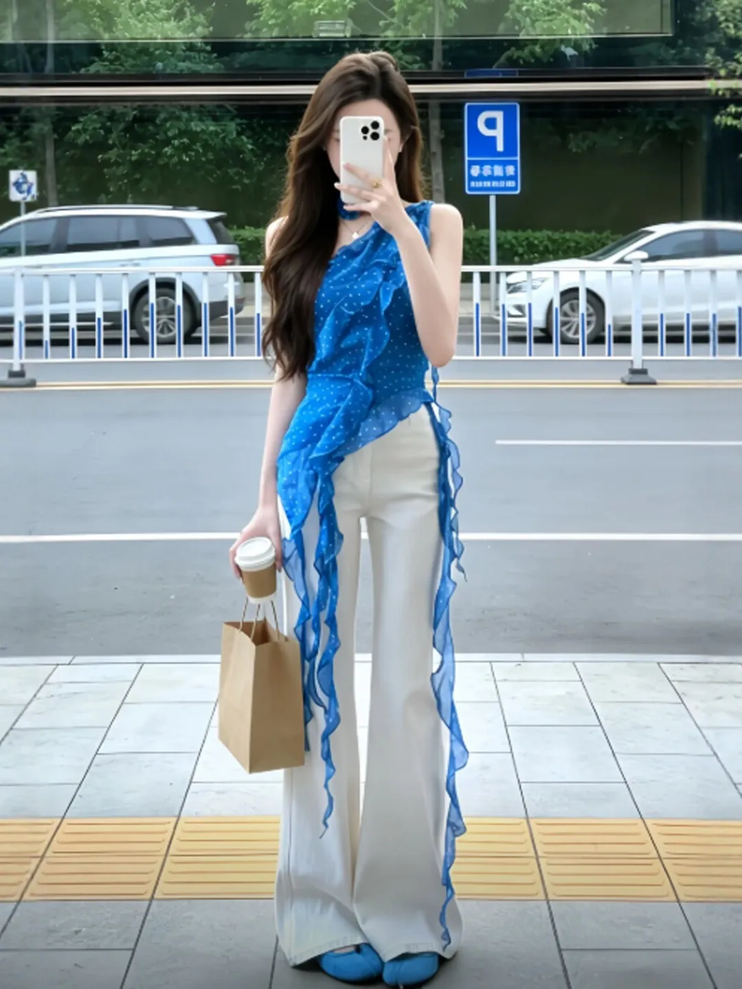 

Нежный Ветерок: Стильный Комплект из Двух Предметов с Открытыми Плечами и Белыми Длинными Брюками – Готовый Образ (OOTD) для Лета 2026. Модный Женский Ансамбль.