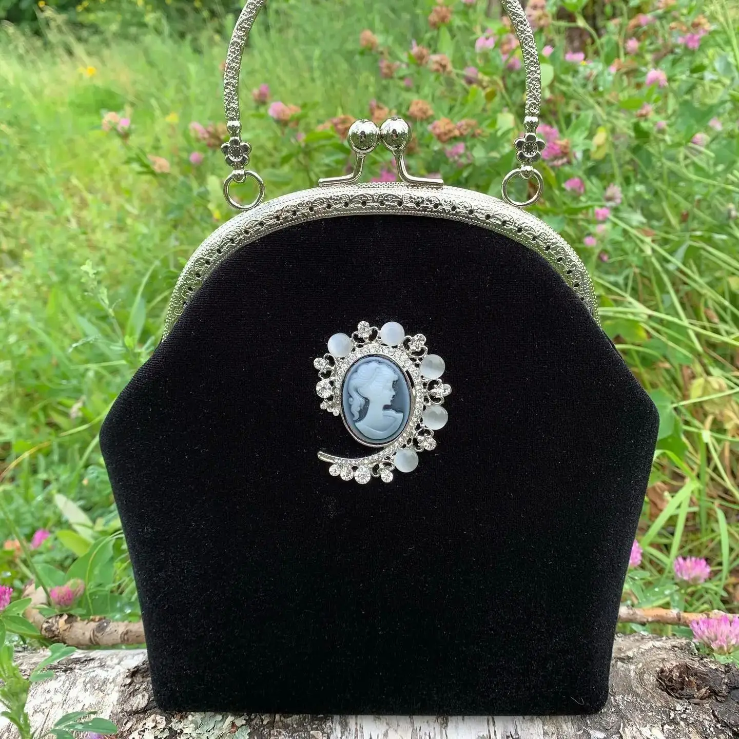 

Lost in Vintage Soild Velvet Fabric And Badges Bag Kisslock Bag Purse Bags Metal Frame Clutch Detachable Chain 18x17x8cm