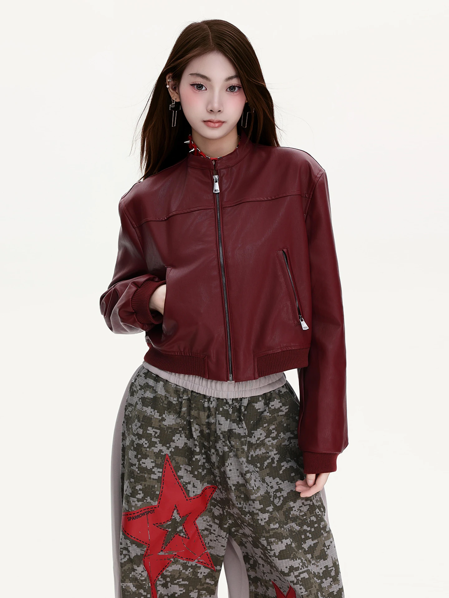 เสื้อแจ็คเก็ตหนัง PU สไตล์อเมริกัน PBB Original รุ่น Street Sle ort สำหรับผู้หญิง ดีไซน์สาวเปรี้ยว แบรนด์ทันสมัย คอตั้ง สีแดงไวน์