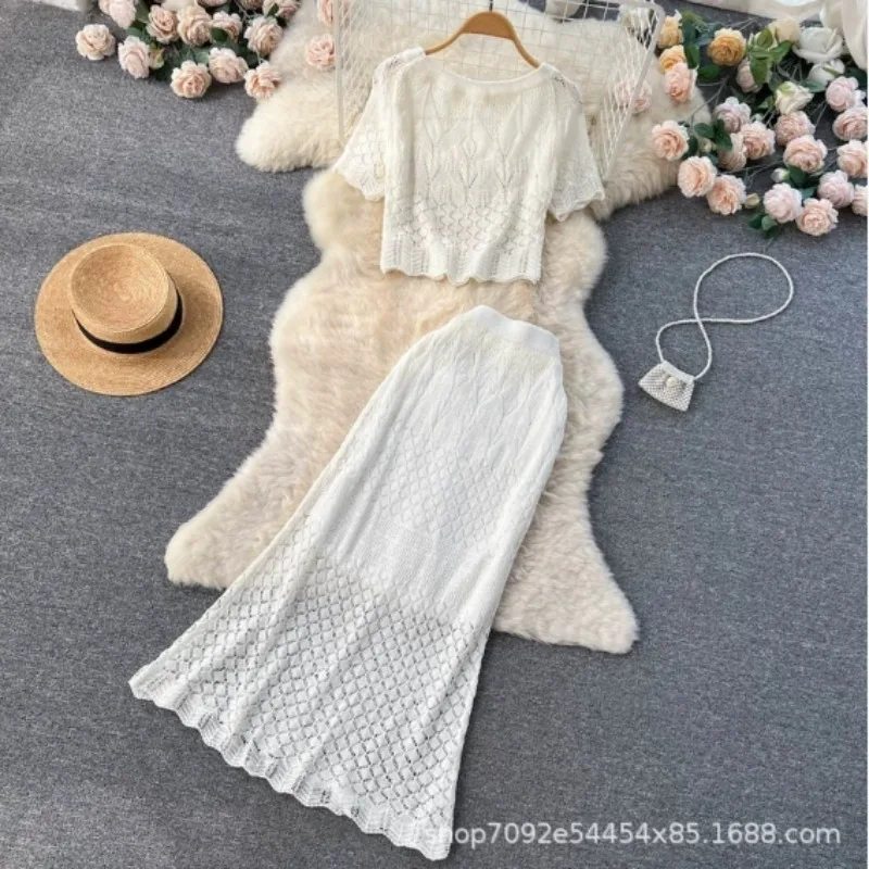 속이 빈 후크와 피쉬테일 스커트가 있는 한국 인스타그램 스타일의 레이스 반팔 세트 드레스입니다. 이 투피스 세트가 트렌디합니다