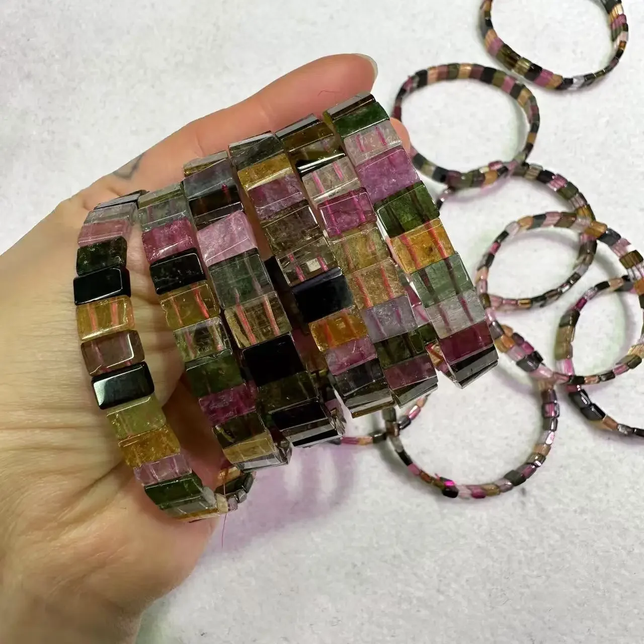 حجر الطاقة التورمالين الطبيعي الخرز سوار نوعية جيدة الأحجار الكريمة الإسورة للنساء اليدوية هدية عيد الحب بالجملة