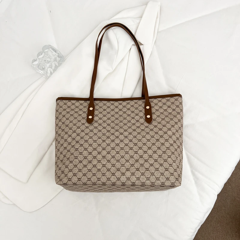 Luxuriöse Vintage Damen-Tragetasche mit Monogramm-Print, Nieten-Verzierung, PU-Leder Schultertasche, Große Kapazität Reißverschluss-Handtasche für Pendeln und Einkaufen – Detail 18