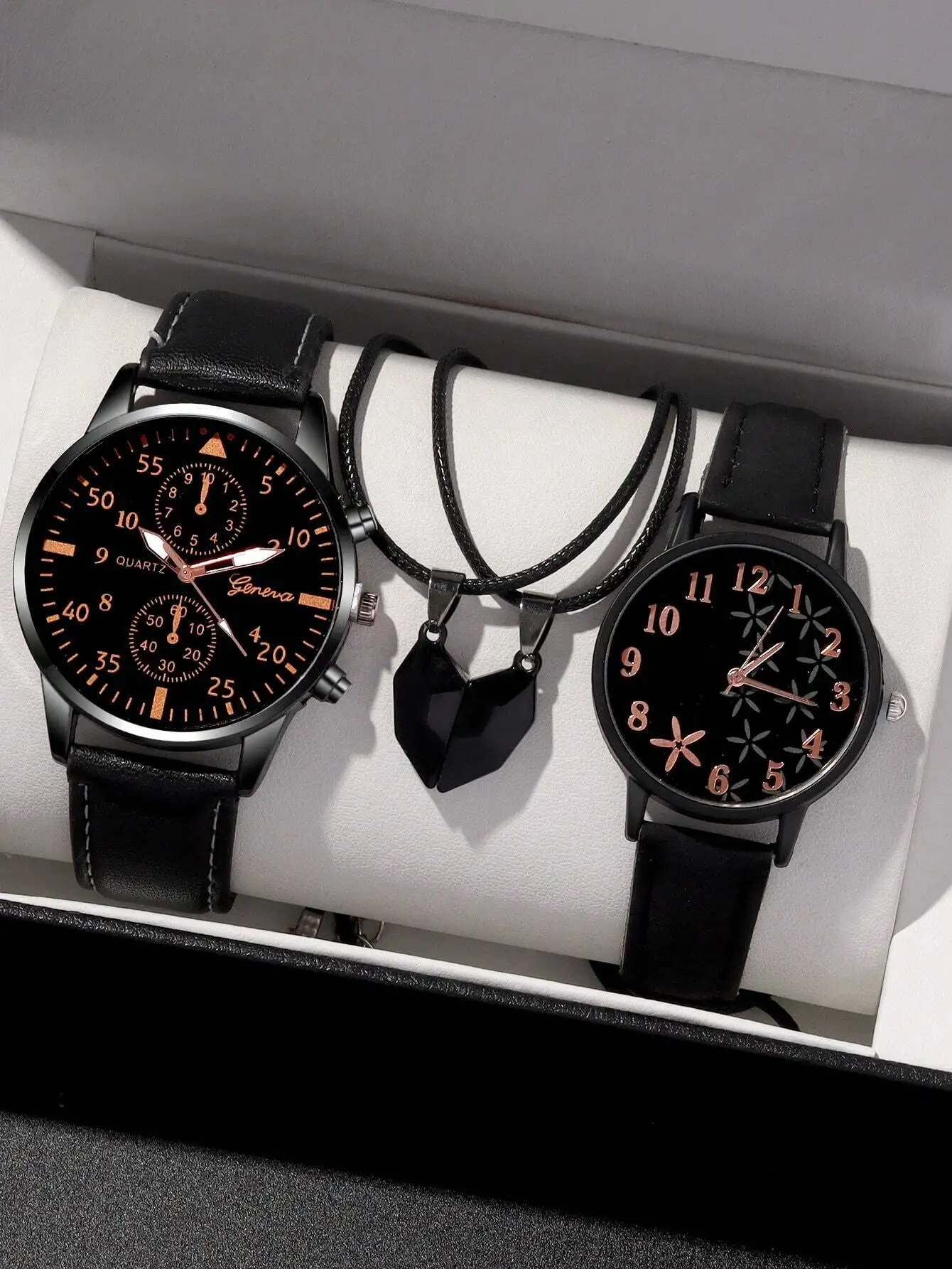 

Набор кварцевых часов для пары с черными кожаными ремешками и подвеской в виде сердца