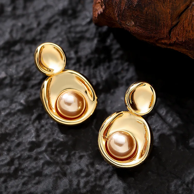 Fashionable, exquisite and personalized, simple INS style irregular pearl earrings, high-end, versatile and commuting earrings