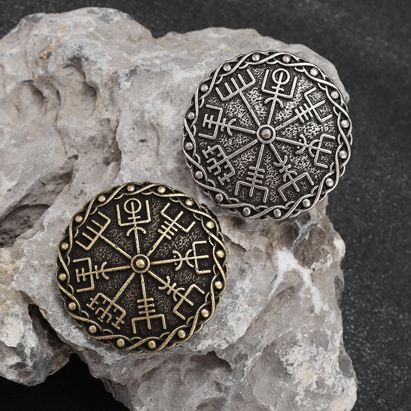 Vintage Gothic Nordic Compass Badge Brooch Engraved Runes Men Punk Glamor Suit Pin Amulet Accessory