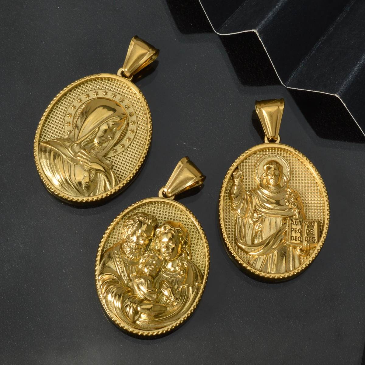 Gold Plated Oval Medallion Pendant Necklace Latin Engraved Religious Charm Chain Virgin Mary Holy Family Jesus Amulet Jewerly