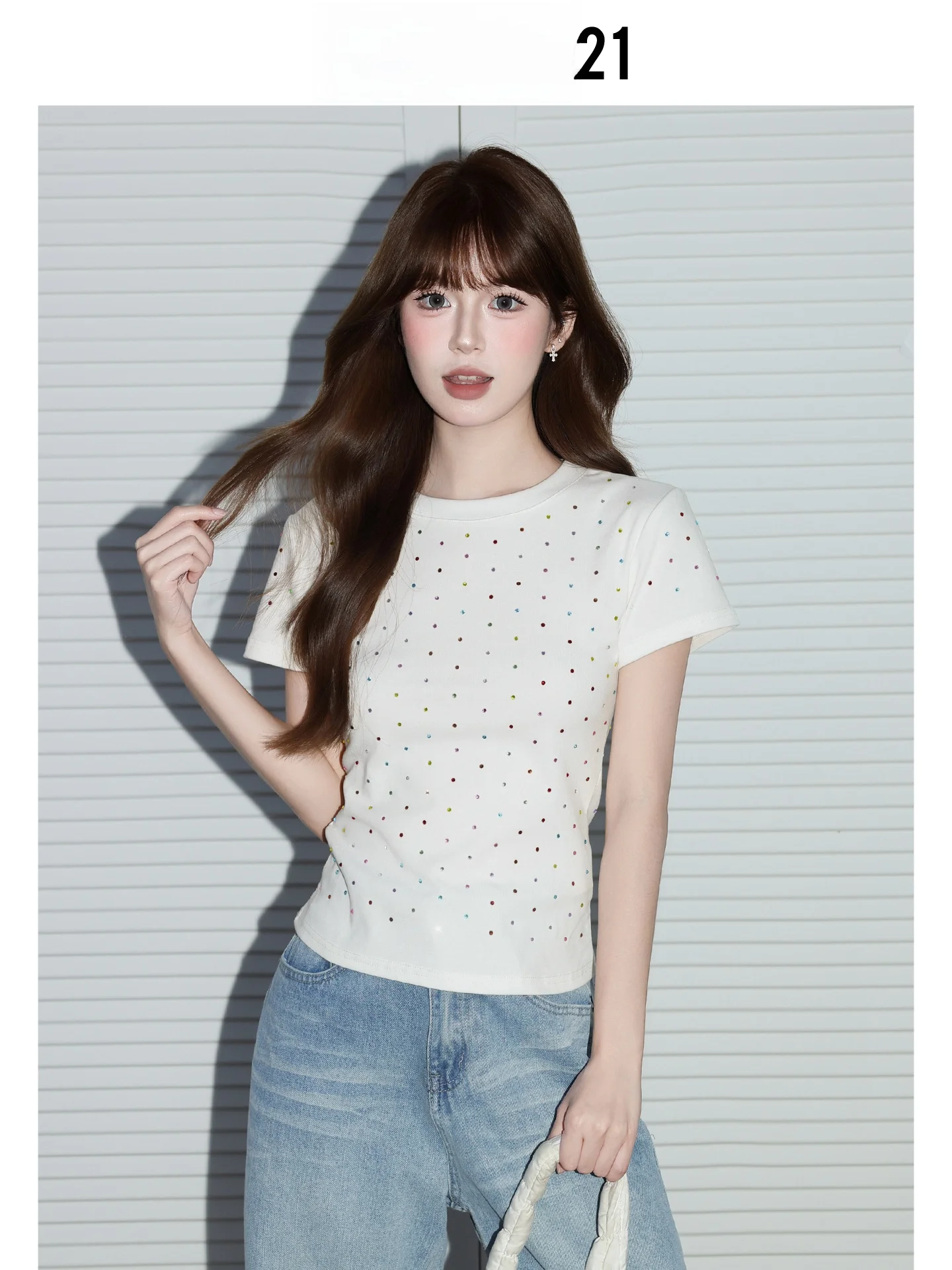 Camiseta Chic Blanca con Puntos y Pedrería Forever 21 para Mujer, Estilo Coreano, Cuello Redondo, Ajustada en la Cintura, para Verano