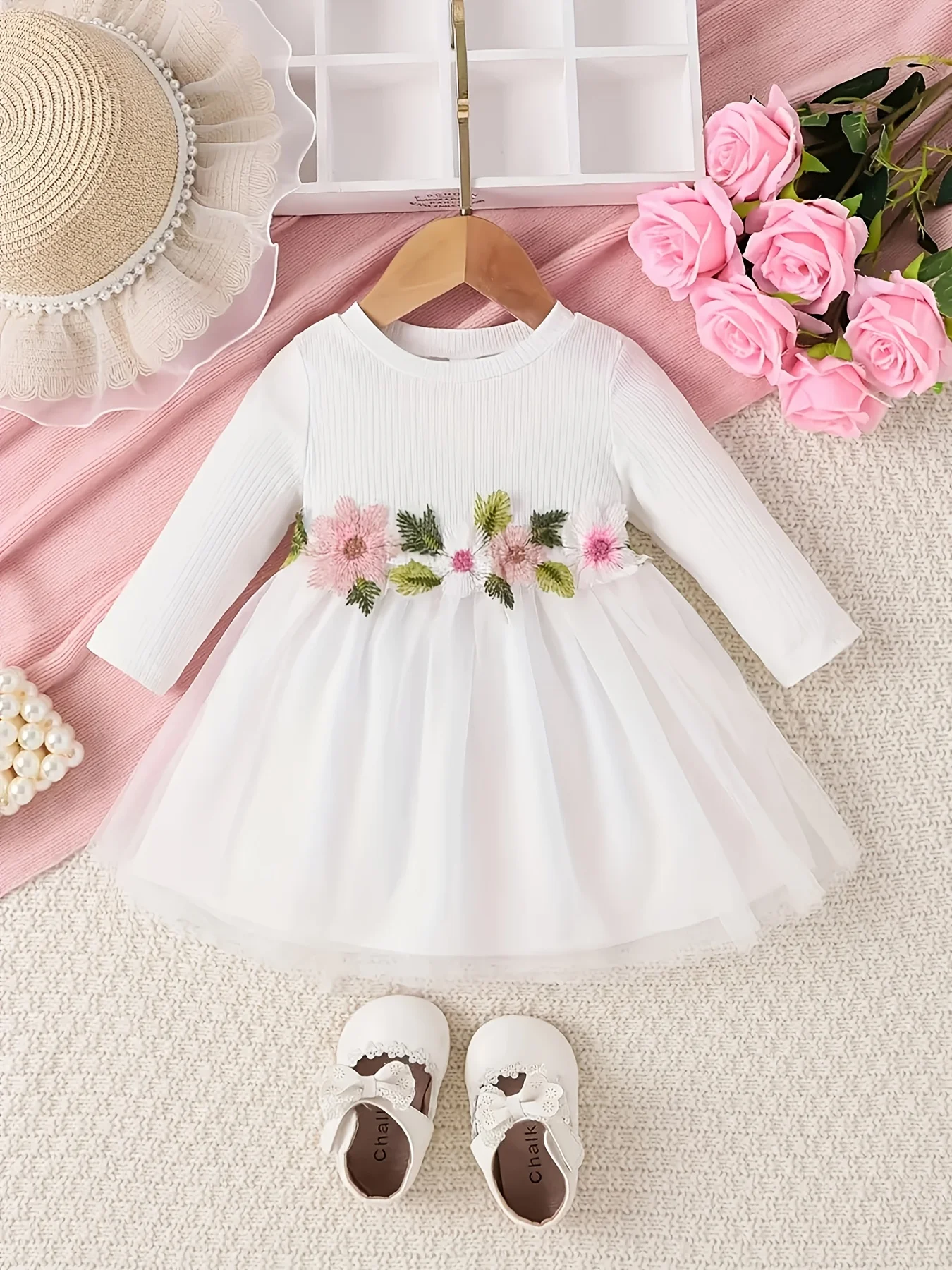 The sweet long-sleeved, flower-patterned mesh dress for the baby girl princess is suitable for outdoor parties in spring and aut