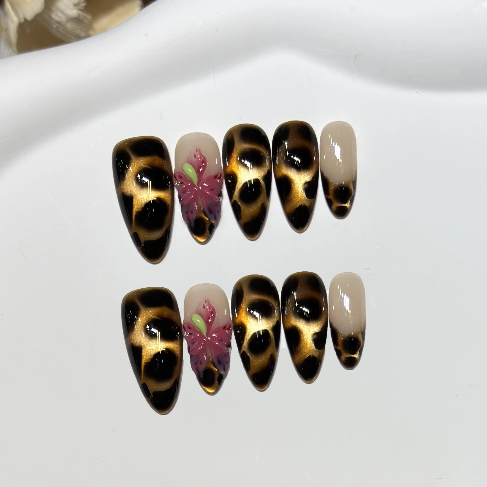10pcs Handmade Almond Press On Nails Golden Cat Eye Leopard Print Carving Flower Design Cool Fake Nails Wearable Nails Art Tips