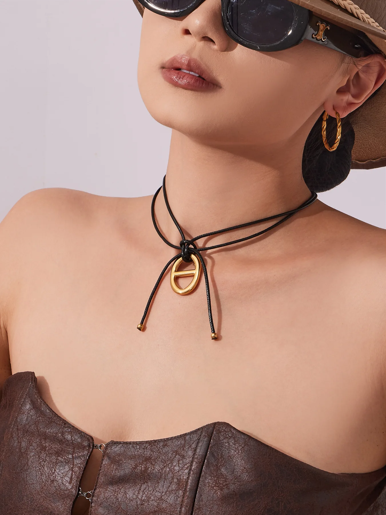 Halskette mit H-Buchstaben-Anhänger aus Edelstahl, 18 Karat vergoldet, Charm-Halskette mit PU-Seil, schwarze Lederseil-Halsketten für Frauen – Detail 6