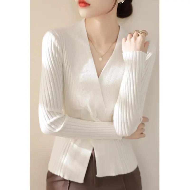 2024 Spring and Autumn New Knitted Shirt Women's Short Style V-neck Slim Fit Look Cross slit Small Sweater Base Top