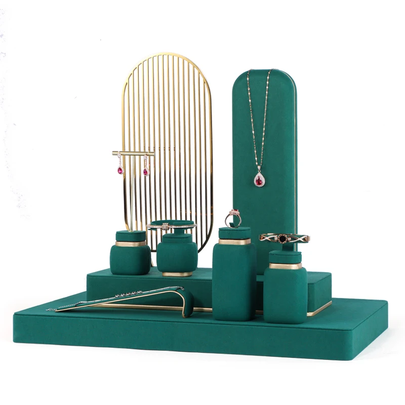 Op Maat. Showcase Sieraden Display Design High-End Groene Edelring Display