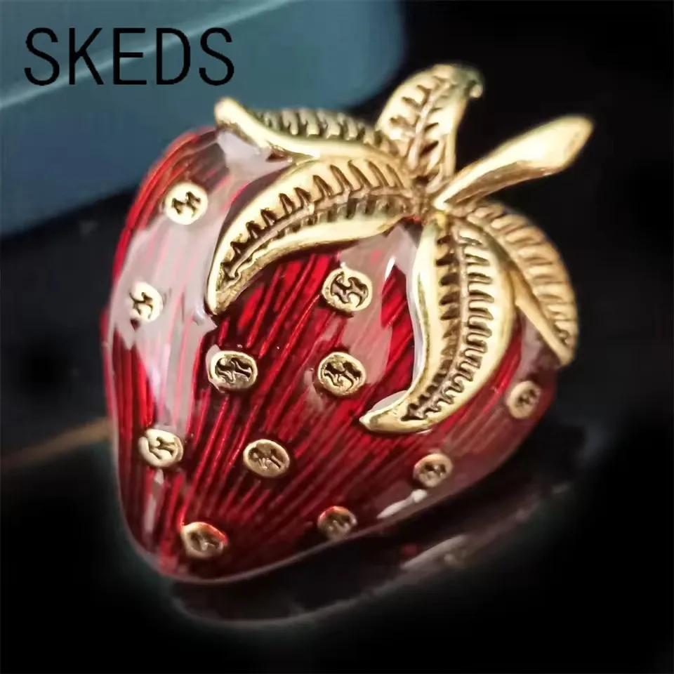 SKEDS Fashionable Vintage Enamel Strawberry Brooch Special Craft Plant Fruit Corsage Blazer Accessories Boutique Gift