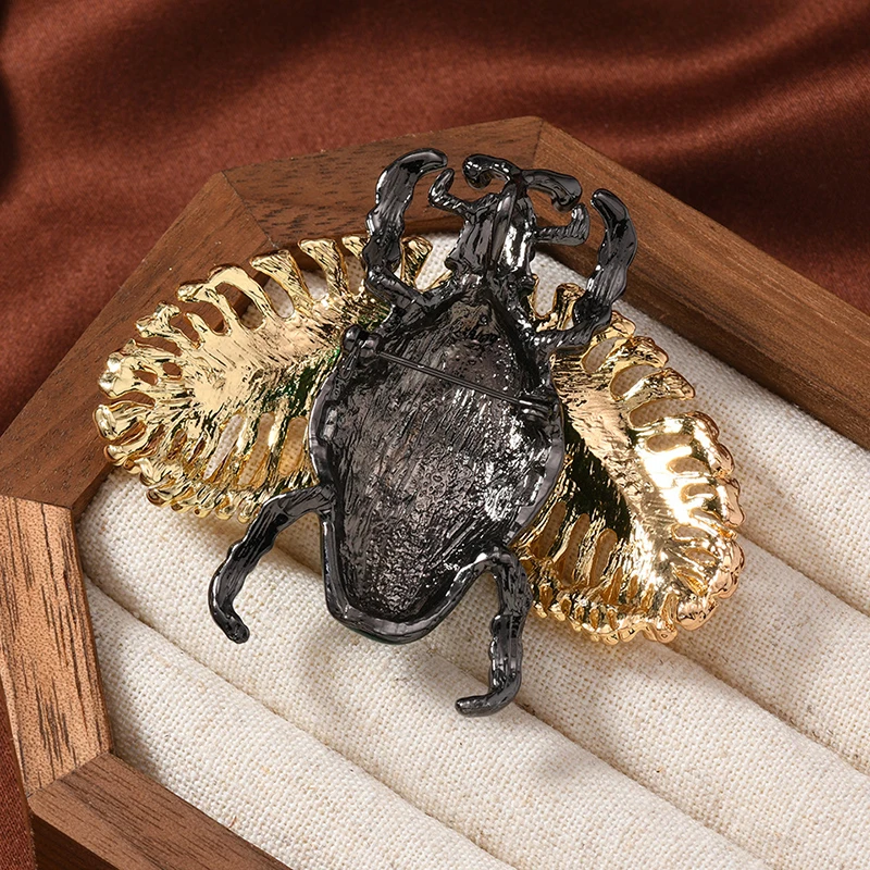 بندقية العثة السوداء دبابيس الرجال النساء للجنسين موضة الحشرات بروش دبابيس شخصية الهيب هوب روك مجوهرات معطف الملحقات