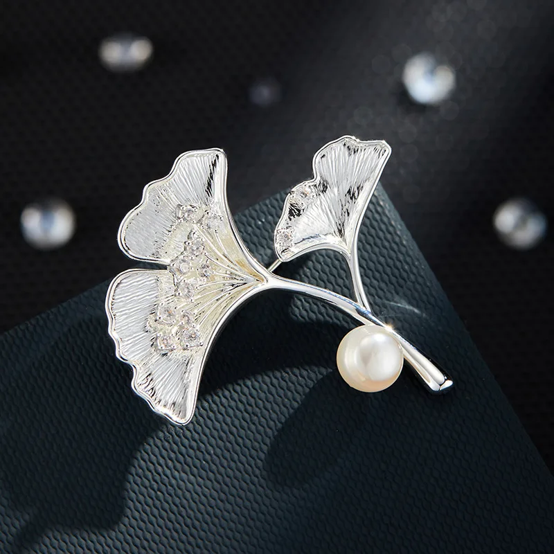 Elegant Ginkgo Leaf Shape Brooch Brass Alloy Brushed Texture Inlaid Sparkling Zircon Faux Pearl Delicate Fashion Pin For Women