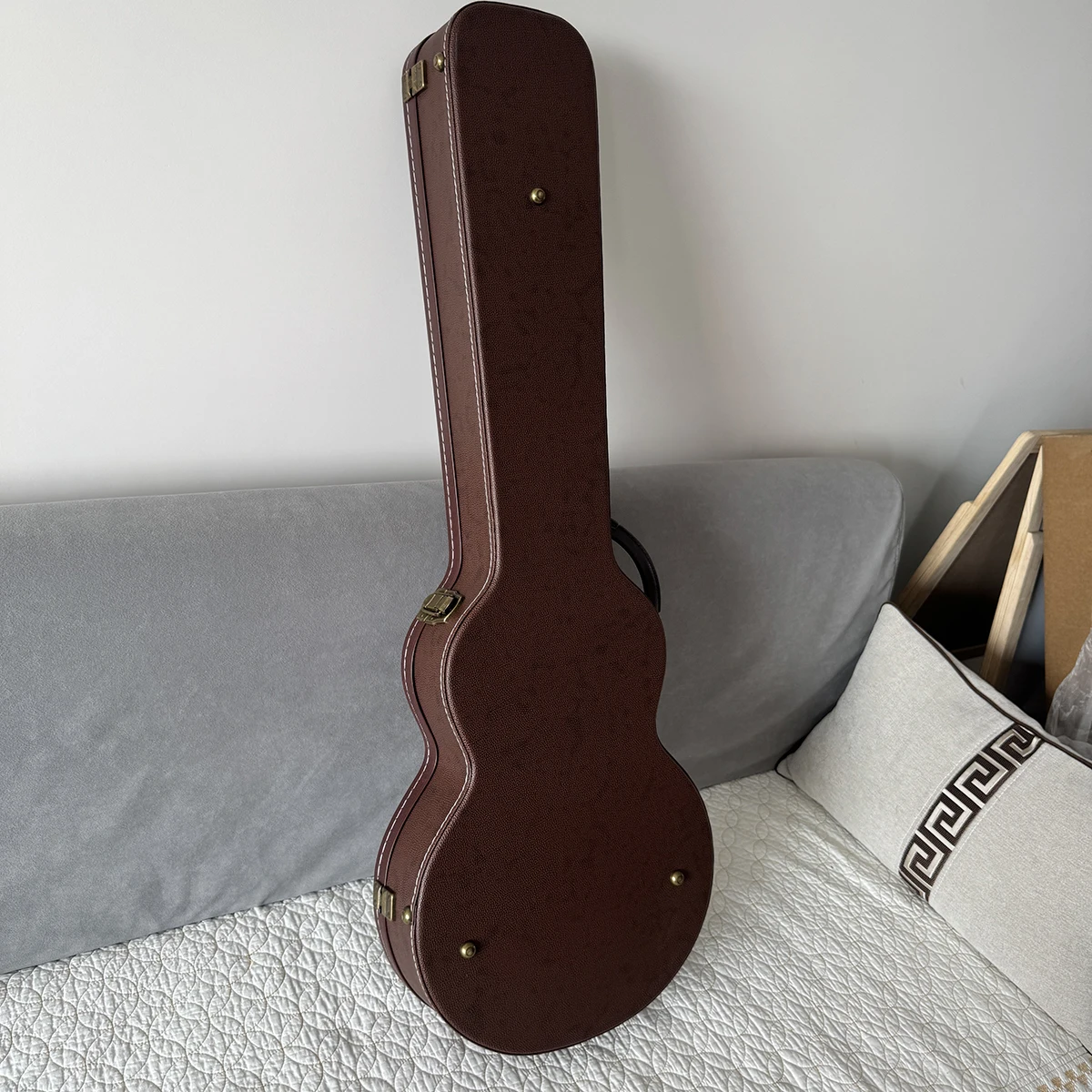 HOT!!Guitar case for Les Paul/LP electric guitar,a vintage style brown surface hard wood case,suitable for air transportation view 4