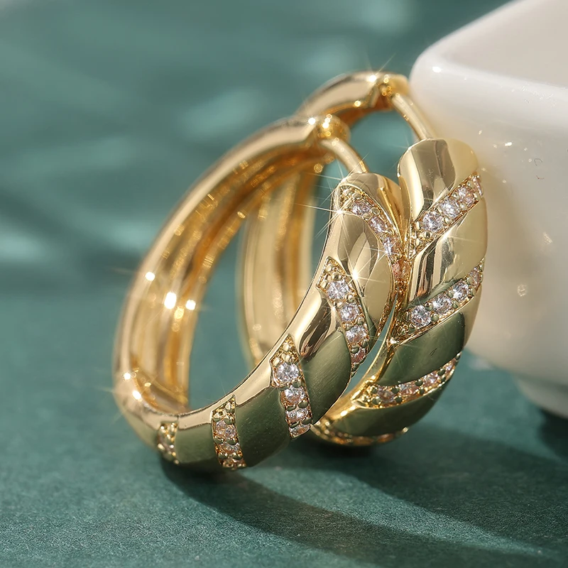 جديد كلاسيكي KC ذهبي اللون جولة العصرية الاصطناعية الأبيض مكعب زركونيا المشاركة حفل زفاف هوب أقراط للنساء مجوهرات