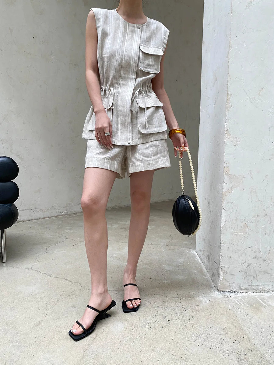 Sommerliches Damen-Set aus ärmelloser Weste und Shorts in unifarbenem Design mit Kordelzug an der Taille und Taschen, Rundhalsausschnitt. – Detail 9