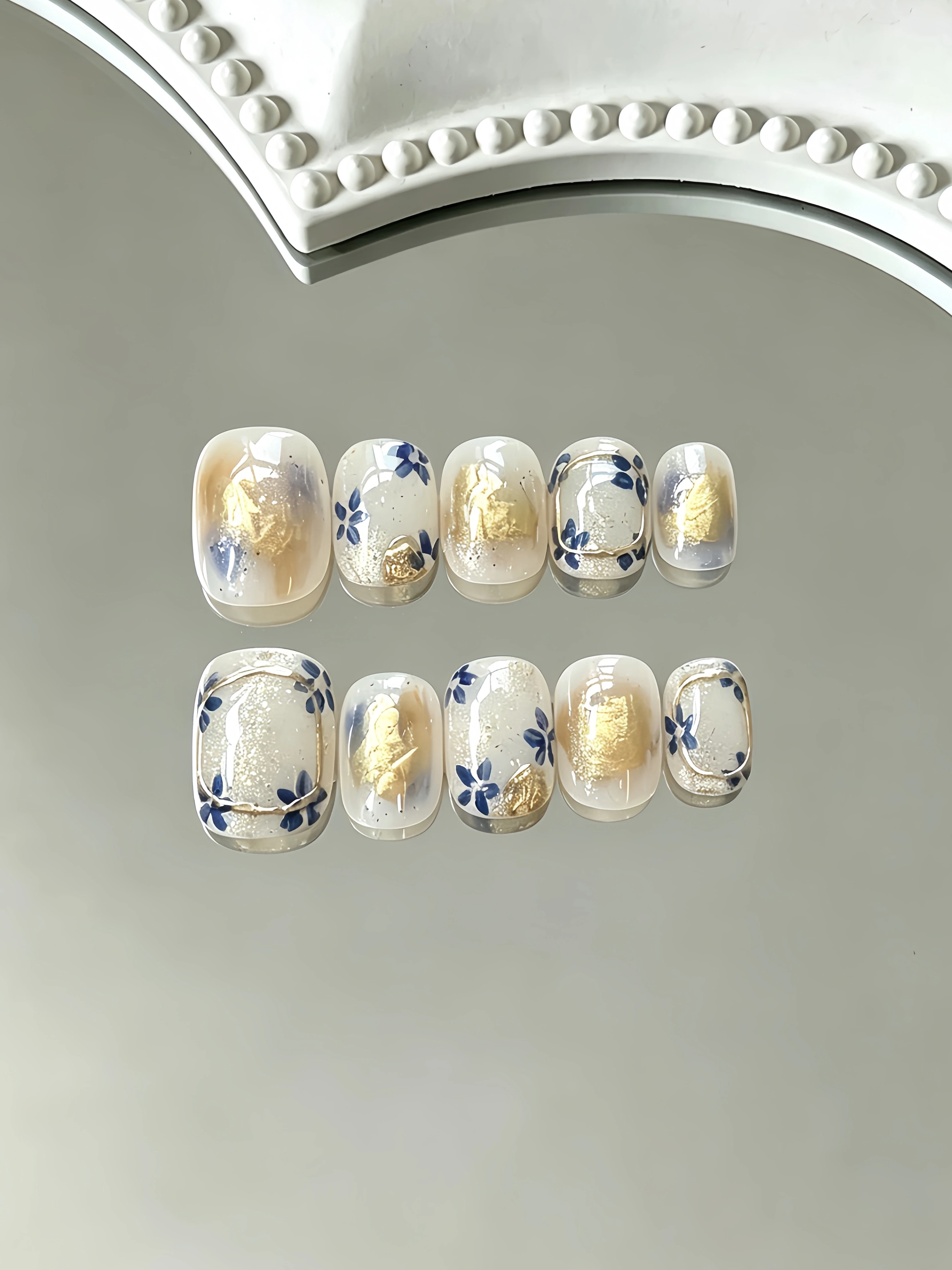 10 faux ongles courts de forme ovale, autocollants pour ongles dégradés aquarelle avec feuille d'or, style chinois doux, discrets et élégants pour le bureau au quotidien, nail art chinois mature et élégant pour la maison.