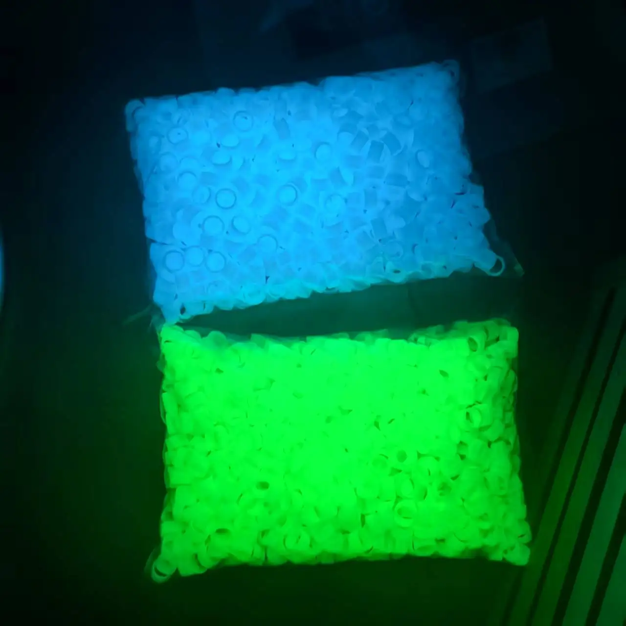 

Силиконовые люминесцентные кольца используются для логотипа антенны рации MOTOROLA голубые и светло-зеленые.