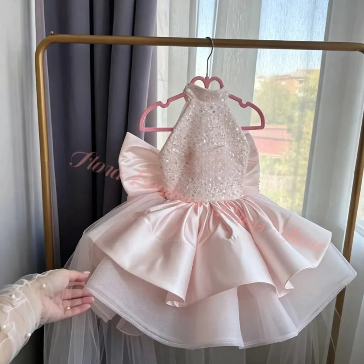 Großhandel Blumenmädchenkleid Lila Neckholder Perlen Pailletten Satin Ballkleid Kinder Geburtstag Festzug Party Blumenmädchenkleid Maßanfertigung – Detail 2