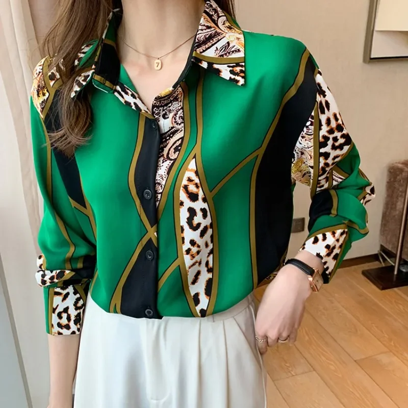 เสื้อเบลาส์สีเขียวแขนยาวลําลองสําหรับเสื้อผ้าผู้หญิง 2025 แฟชั่นสไตล์เกาหลีเสื้อพิมพ์ลายเสือดาว