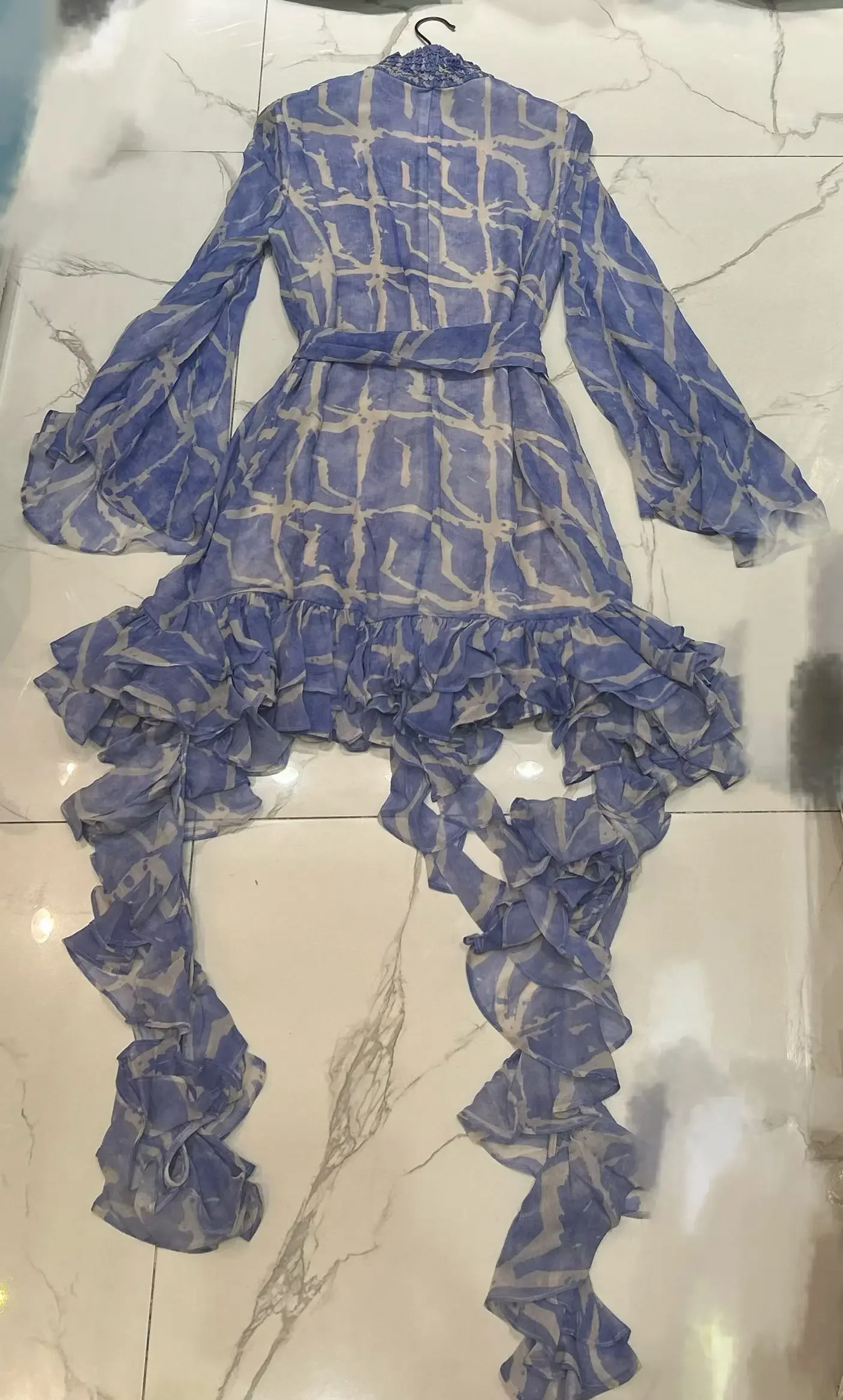 فستان نسائي قصير بطباعة هندسية مفرغة وياقة واقفة وأكمام مضيئة مزين بشريط أنيق للسيدات