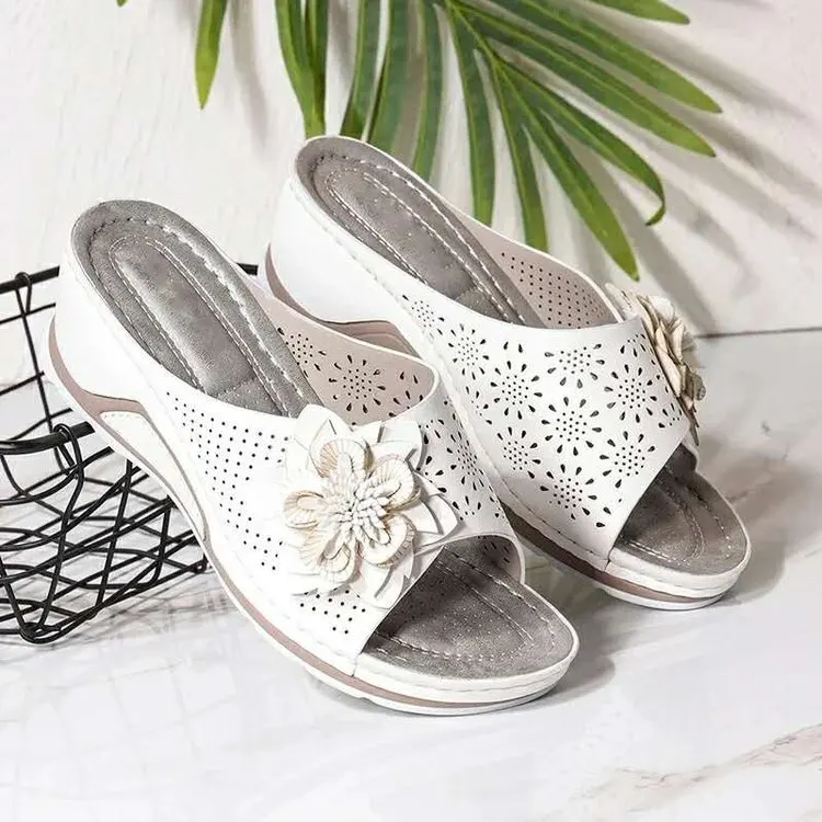 New Women's Slippers Casual Flower Hollow Wedge Beach Shoes Outdoor Fashion Platform Comfortable Non-slip Sandals Chinelo Macio