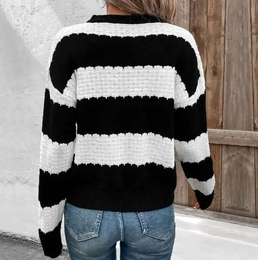 

2025 Black and White Contrast Striped Jacquard Round Neck Knitted Pullover for Autumn and Winter Women's Casual Knitted Sweater