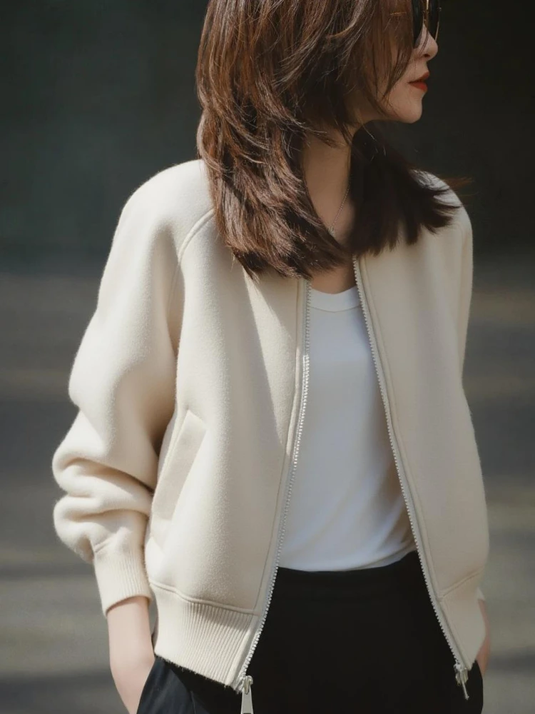 成熟したライトウィートカラーの女性用フライトジャケット、アウターウェア、野球風、ゆったりフィット、通気性、ラウンドネック、ジッパー開閉