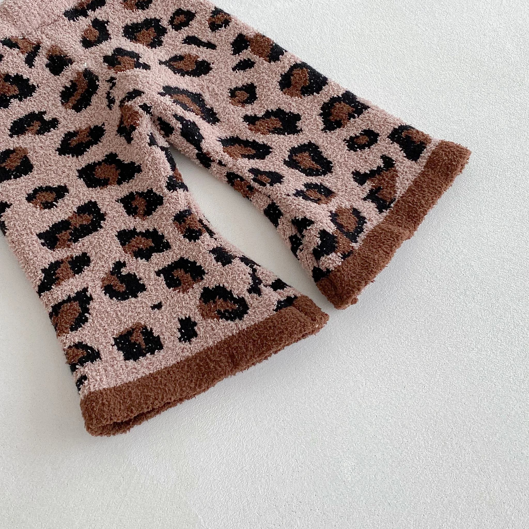 Trendiges, weiches Strickpullover-Set im koreanischen Stil für Mädchen, Baby-Hose mit Leopardenmuster und ausgestelltem Bein, modisches zweiteiliges Outfit. – Detail 8