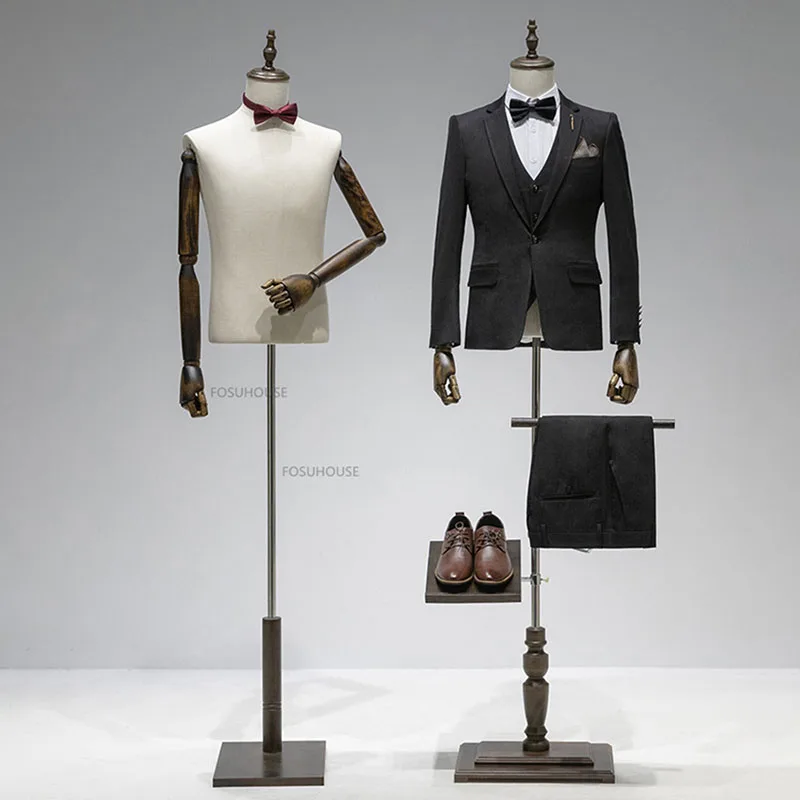 ¿Qué es un saco con corbata y por qué es esencial para exhibir trajes masculinos en tiendas de ropa?